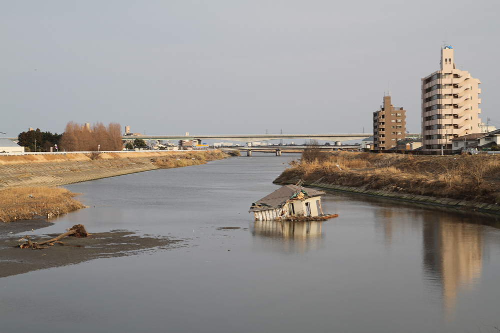 a house in the middle of the Nanakita River